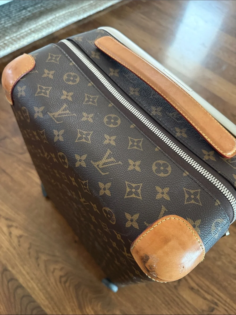 Louis Vuitton Horizon 50 Monogram Spinner Carry-On in Brown and Tan